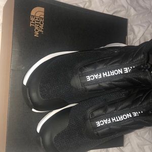 North Face size 8 boots. IOB. Never worn. Perfect condition.